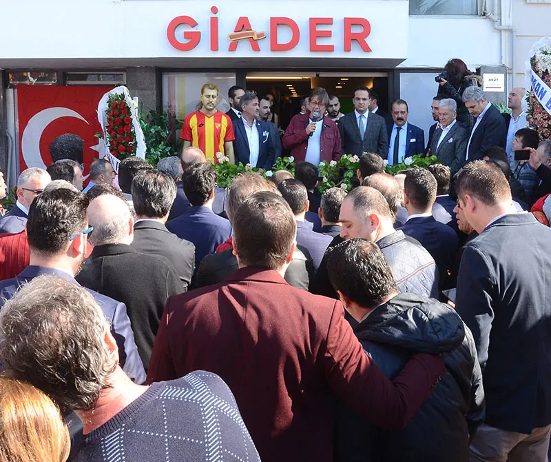 “92 Yıllık Çınar” Göztepe Futbol Almanak Lansmanı Gerçekleşti